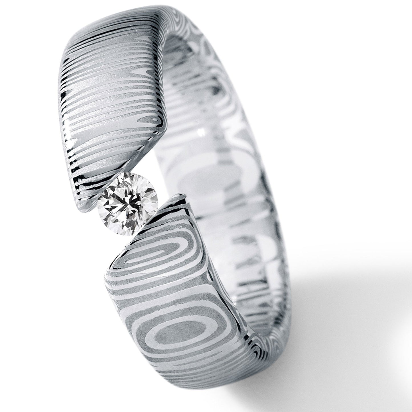 DIAMANTRING mit BRILLANT AB 0,06 CT. TW VS, Ringbreite 6 MM, SCHRÄG GEFASST, DAMASTSTAHL