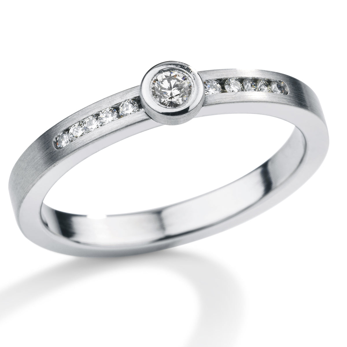 DIAMANTRING MIT BRILLANTEN VON 0,03 CT BIS 0,10 CT. TW VS, RINGSCHIENE 2,5 MM BREIT, EDELSTAHL RUNDE FASSUNG und seitlich je 5 Brillanten TW VS