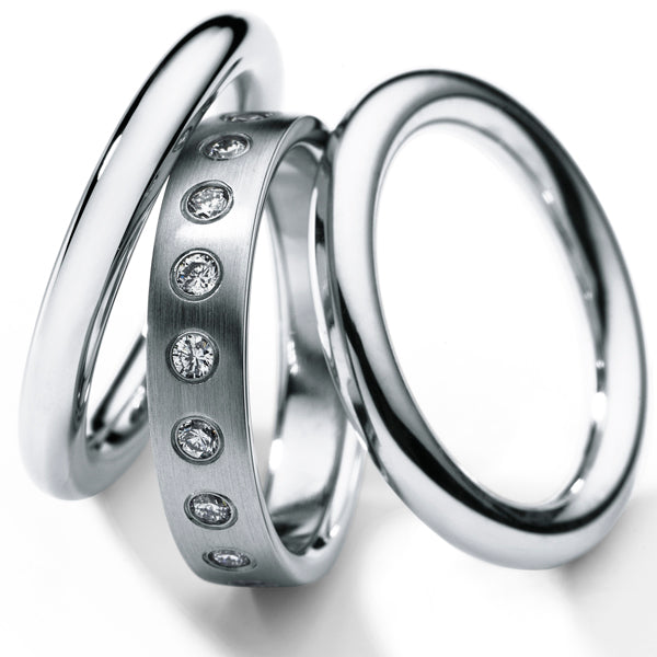 Diamantring mit 18 Brillanten rundherum ausgefasst, Edelstahl, Ringbreite 4,5 mm + 2 Rundringe á 3 mm