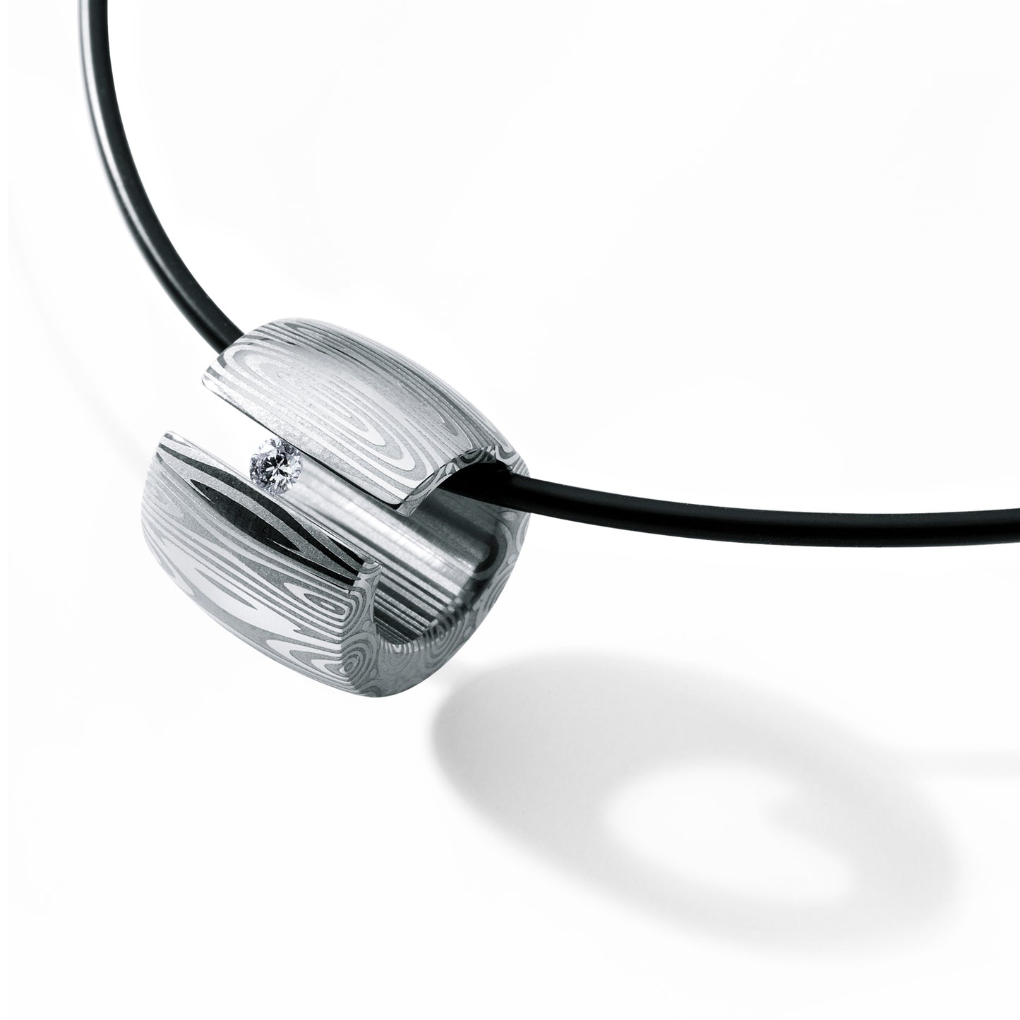 Diamantanhänger BARREL mit Brillant TW VS, 0,06 ct., wahlweise aus Edelstahl oder Damaszenerstahl 12 mm breit