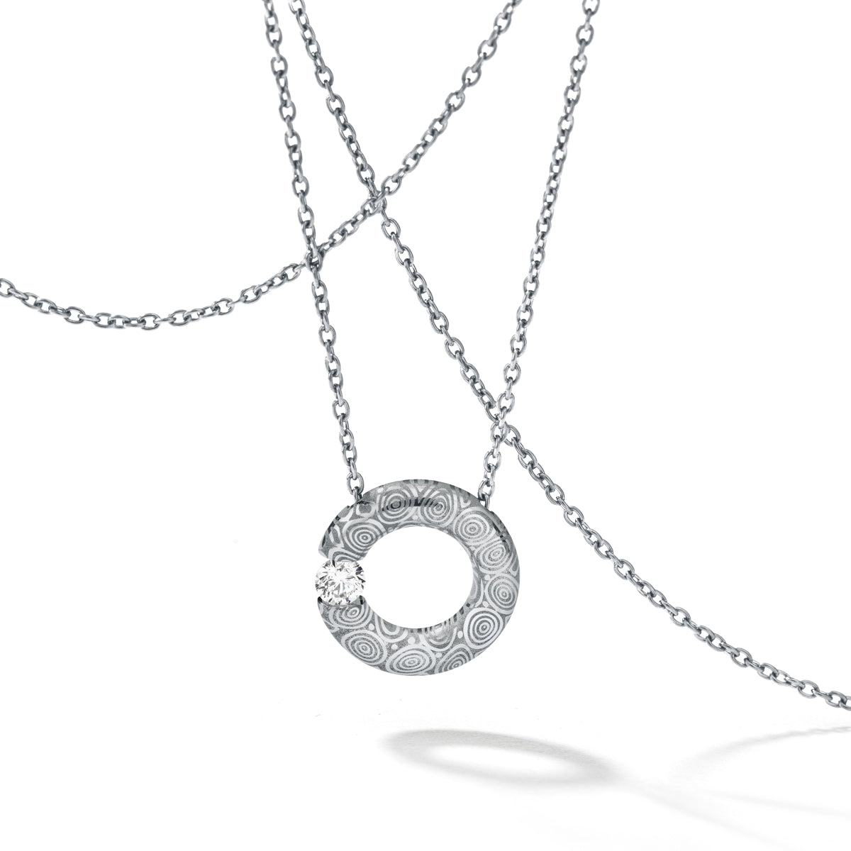 Diamantcollier mit Brillant 0,06 oder 0,10 ct. TW VS, R10, Edelstahl oder Damaststahl auf Ankerkette 0,9 mm