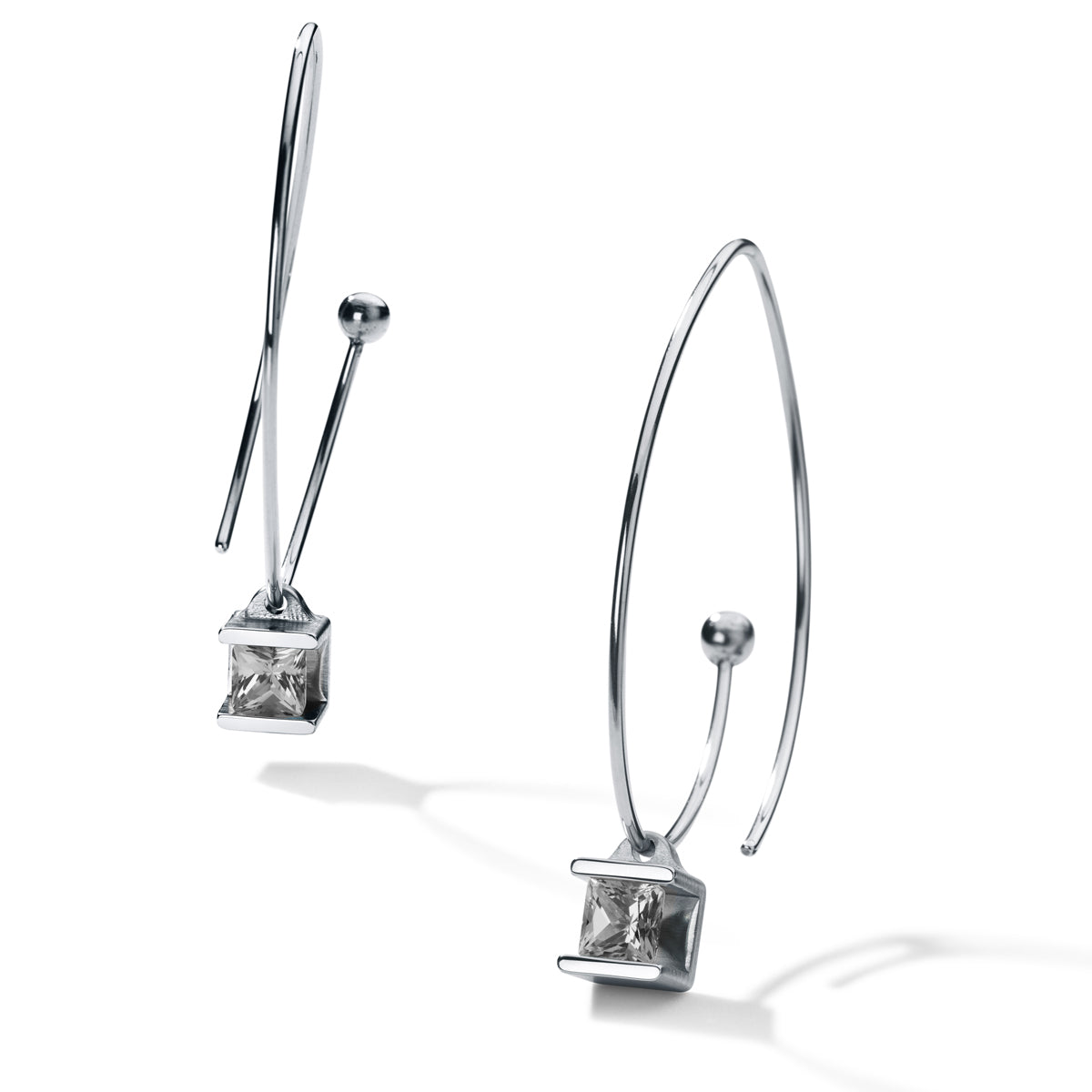 Farbedelsteinohrhänger CUBE 4 Edelstahl auf Edelstahlbügel der auch alleine getragen werden kann