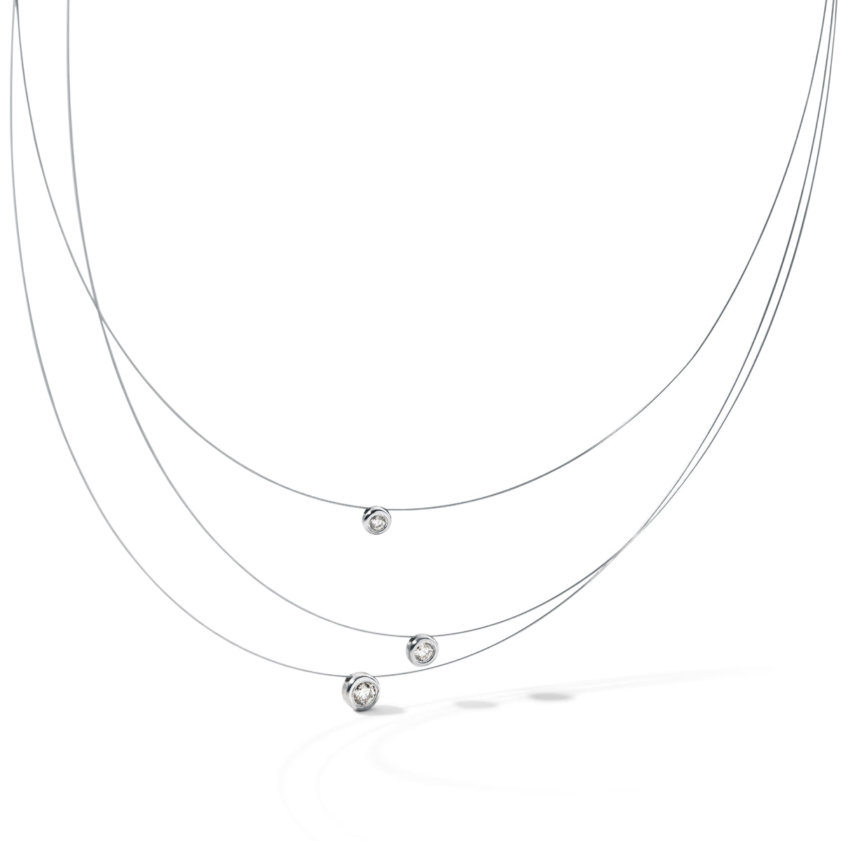 Diamantcollier mit 3 Brillanten TW VS (total 0,19 ct) im Verlauf, HALO, Edelstahl auf Seil 0,3 mm