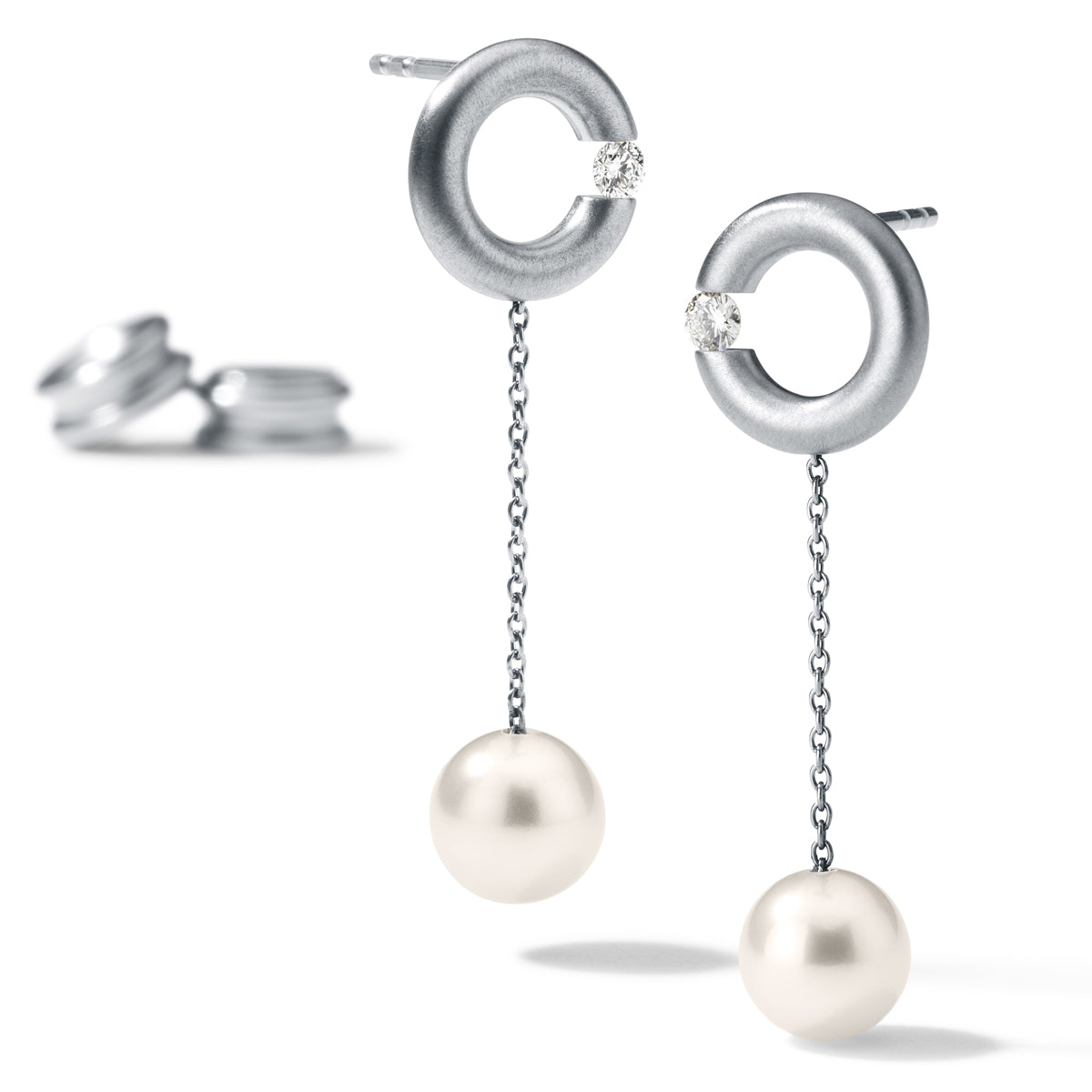 Perlohrstecker mit Ring und eingespanntem Brillanten, Perle an Ankerkette, Edelstahl